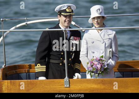 L'esercito danese celebra il prossimo matrimonio tra il principe ereditario Frederik e Mary Donaldson con una sfilata sul lungomare, Langelinie, a Copenaghen. Foto Stock