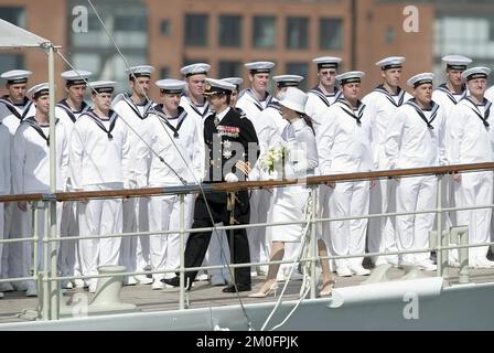 L'esercito danese celebra il prossimo matrimonio tra il principe ereditario Frederik e Mary Donaldson con una sfilata sul lungomare, Langelinie, a Copenaghen. Foto Stock