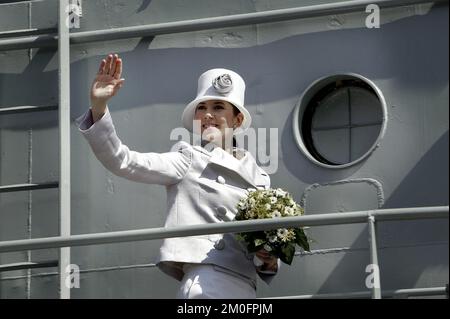 L'esercito danese celebra il prossimo matrimonio tra il principe ereditario Frederik e Mary Donaldson con una sfilata sul lungomare, Langelinie, a Copenaghen. Foto Stock