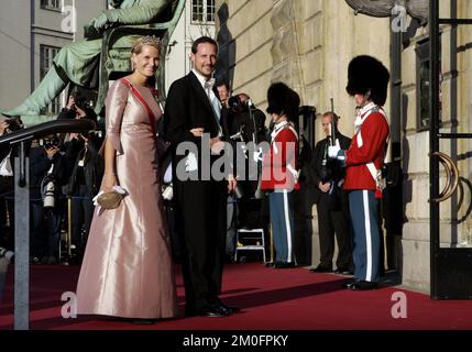 Il principe ereditario di Norvegia Haakon e la principessa ereditaria mette-Marit arrivano per uno spettacolo di gala al Royal Theatre di Copenaghen prima del matrimonio reale di domani. Foto Stock