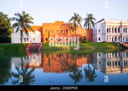 Edificio storico casa zamindar e lago 'Folk Art & Craft Foundation' sonar gaon museo luogo turistico sonar gaon, Narayangonj-Bangladesh Foto Stock