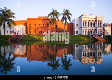 Edificio storico casa zamindar e lago 'Folk Art & Craft Foundation' sonar gaon museo luogo turistico sonar gaon, Narayangonj-Bangladesh Foto Stock