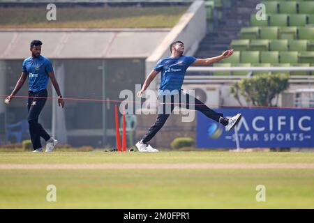 Il bowler veloce del Bangladesh Tashkin Ahmed fornisce una sfera mentre il hossian di Ebadot guarda sopra durante la pratica mentre il bowler veloce del Bangladesh Tashkin Ahmed gioca il foo Foto Stock