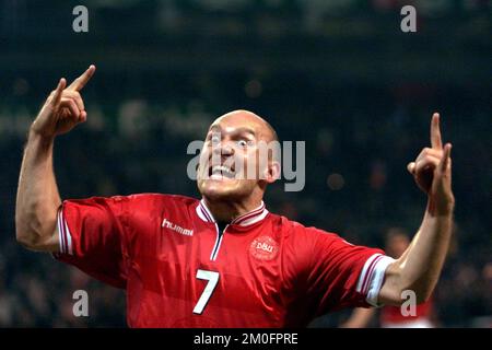 Il giocatore danese Thomas Gravesen di Everton festeggia durante la partita di qualificazione della Coppa del mondo contro l'Islanda. La Danimarca ha vinto 6-0. Foto Stock