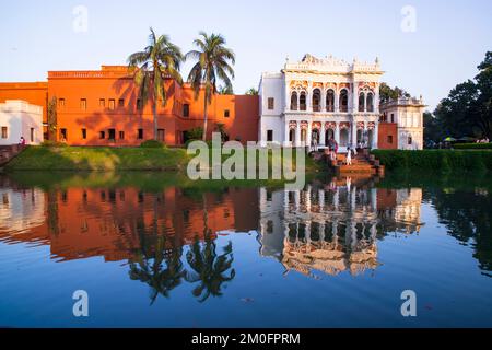 Edificio storico casa zamindar e lago 'Folk Art & Craft Foundation' sonar gaon museo luogo turistico sonar gaon, Narayangonj-Bangladesh Foto Stock