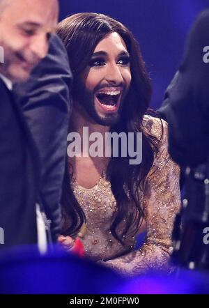 Conchita Wurst festeggia dopo aver vinto il Concorso di canzoni Eurovision 2014 a Copenaghen. Foto Stock