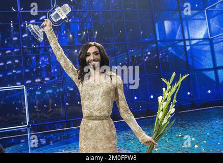 Conchita Wurst si aggiudica il trofeo dopo aver vinto il Concorso di canzoni Eurovision 2014 a Copenaghen. Foto Stock