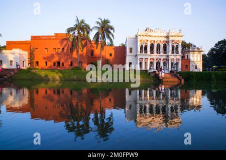 Edificio storico casa zamindar e lago 'Folk Art & Craft Foundation' sonar gaon museo luogo turistico sonar gaon, Narayangonj-Bangladesh Foto Stock