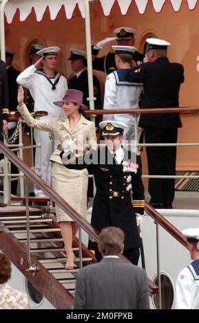 La coppia reale appena sposata della Danimarca, la principessa della Corona Maria e il principe ereditario Frederik hanno iniziato il loro viaggio estivo di 4 giorni con lo yacht reale 'Dannebrog' in 4 diverse città della Danimarca. Il secondo giorno del loro tour si recò nella città di Aalborg. L'arrivo della coppia reale nella città di Aalborg. Foto Stock