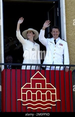 La coppia reale appena sposata della Danimarca, la principessa ereditaria Mary e il principe ereditario Frederik hanno iniziato il loro viaggio estivo di 4 giorni con lo yacht reale 'Dannebrog' in 4 città diverse della Danimarca. Il quarto e ultimo giorno la coppia reale è andato a S nderborg. La coppia reale sul balcone del Municipio a S nderborg. Foto Stock