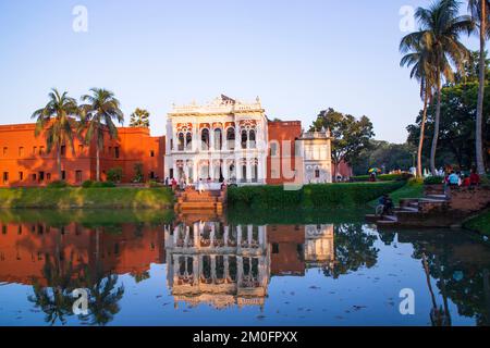 Edificio storico casa zamindar e lago 'Folk Art & Craft Foundation' sonar gaon museo luogo turistico sonar gaon, Narayangonj-Bangladesh Foto Stock