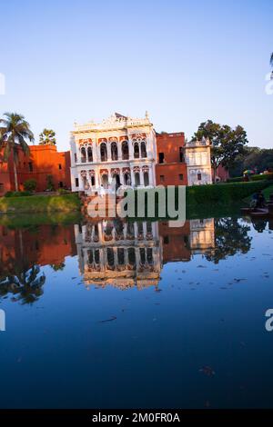 Edificio storico casa zamindar e lago 'Folk Art & Craft Foundation' sonar gaon museo luogo turistico sonar gaon, Narayangonj-Bangladesh Foto Stock