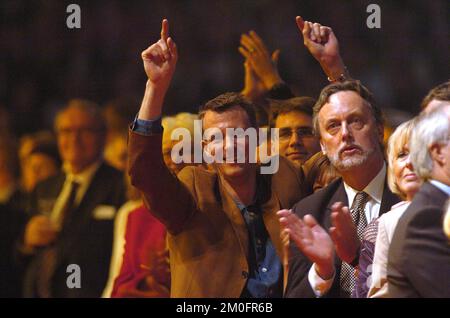 Il principe danese Joachim si diverte al concerto Rock'n Royal di Copenhagen in occasione del matrimonio tra il principe ereditario Frederik e Mary Donaldson. Ci aspettiamo un buon prezzo per queste immagini. UN PREZZO DI CIRCA €300 EUR0 (POLFOTO/BIRGER VOGELIUS)**DENMARK OUT** PRINS JOACHIM TRYKKER DEN AF TIL ROCK N ROYAL FESTEN I PARKEN Foto Stock