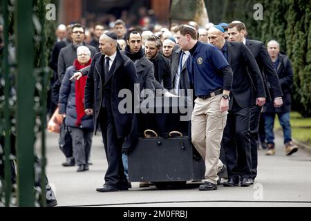 DaN Uzan è stato sepolto Mercoledì del Mosaico Nord Cimitero a Copenaghen . Il 37-anno-vecchio Dan Uzan è stato ucciso quando si è levato in piedi come guardia disarmata alla sinagoga a Krystalgade Domenica notte . Nella sinagoga si tenne la festa di conferma con 80 ospiti . Durante l'attacco terroristico alla sinagoga sono stati feriti due poliziotti. (James Jorgensen / POLFOTO ) webpix non trattato Foto Stock