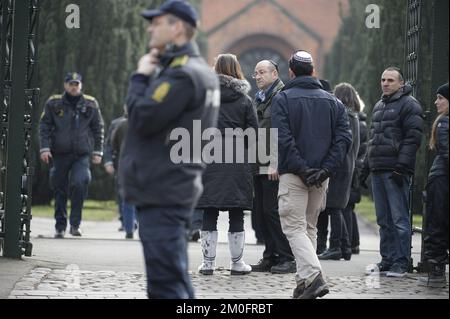 DaN Uzan è stato sepolto Mercoledì del Mosaico Nord Cimitero a Copenaghen . Il 37-anno-vecchio Dan Uzan è stato ucciso quando si è levato in piedi come guardia disarmata alla sinagoga a Krystalgade Domenica notte . Nella sinagoga si tenne la festa di conferma con 80 ospiti . Durante l'attacco terroristico alla sinagoga sono stati feriti due poliziotti. (James Jorgensen / POLFOTO ) webpix non trattato Foto Stock