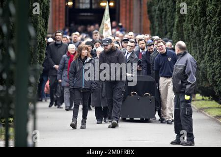 DaN Uzan è stato sepolto Mercoledì del Mosaico Nord Cimitero a Copenaghen . Il 37-anno-vecchio Dan Uzan è stato ucciso quando si è levato in piedi come guardia disarmata alla sinagoga a Krystalgade Domenica notte . Nella sinagoga si tenne la festa di conferma con 80 ospiti . Durante l'attacco terroristico alla sinagoga sono stati feriti due poliziotti. (James Jorgensen / POLFOTO ) webpix non trattato Foto Stock