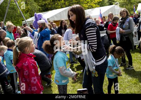 La Principessa Corona Maria come lei Sabato nei Giardini Botanici di Aarhus ha sparato la pistola di partenza per un børnestafetløb in favore della campagna anti-bullismo, come lei stessa ha contribuito a mettere lanciato attraverso la sua propria Fondazione Maria e salvare i bambini. Ad Aarhus , oltre al giovanissimo pilota , salutò Bubber , Uncle Shrimp e Buddy Bear . ( Mikkel Berg Pedersen / POLFOTO ) Foto Stock