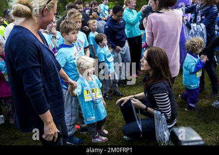 L'area target era piena di corridori e dei loro genitori. Children Relay, come la principessa della corona Mary sparare iniziato nei giardini botanici di Aarhus. La gara è organizzata dalla Fondazione Maria e Save the Children ed è chiamata Free of bullying Children baton . Foto Stock