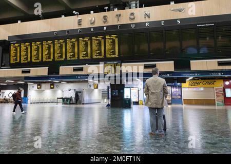 La stazione Euston di Londra è raffigurata questa mattina. I macchinisti di treni da Aslef attraverso 11 operatori ferroviari hanno iniziato oggi un altro sciopero ferroviario. Immagine ripresa o Foto Stock