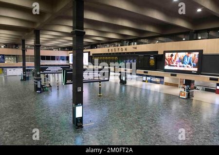 La stazione Euston di Londra è raffigurata questa mattina. I macchinisti di treni da Aslef attraverso 11 operatori ferroviari hanno iniziato oggi un altro sciopero ferroviario. Immagine ripresa o Foto Stock