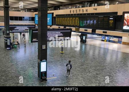 La stazione Euston di Londra è raffigurata questa mattina. I macchinisti di treni da Aslef attraverso 11 operatori ferroviari hanno iniziato oggi un altro sciopero ferroviario. Immagine ripresa o Foto Stock