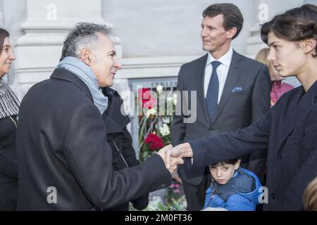 I fiori sono deposti presso l'ambasciata francese in Danimarca. La famiglia reale danese rappresentata da Henrik, Principe Consort di Danimarca, Principe Joachim, Principessa Marie, Principessa Athena, Principe Nikolai e Principe Felix. Foto Stock