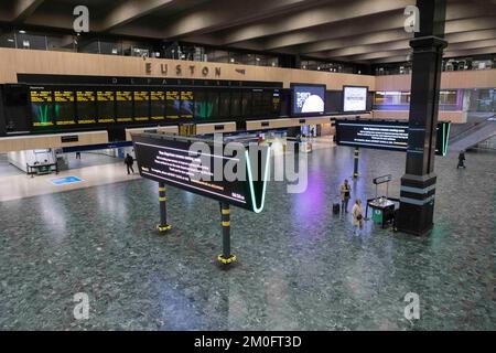 La stazione Euston di Londra è raffigurata questa mattina. I macchinisti di treni da Aslef attraverso 11 operatori ferroviari hanno iniziato oggi un altro sciopero ferroviario. Immagine ripresa o Foto Stock