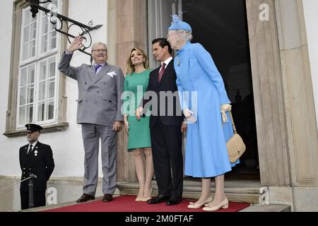 Il principe Consort Henrik, la regina Margrethe ha accolto Enrique pena Nieto e Angelica Rivera durante la visita di Stato del presidente messicano in Danimarca. Foto Stock