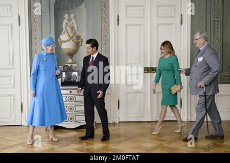 Il principe Consort Henrik, la regina Margrethe ha accolto Enrique pena Nieto e Angelica Rivera durante la visita di Stato del presidente messicano in Danimarca. Foto Stock