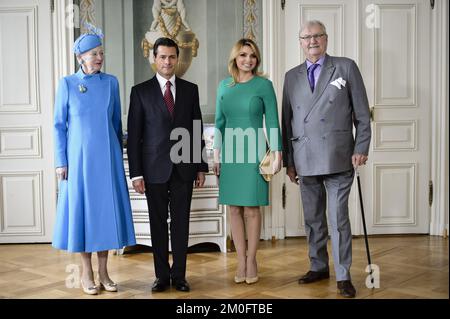 Il principe Consort Henrik, la regina Margrethe ha accolto Enrique pena Nieto e Angelica Rivera durante la visita di Stato del presidente messicano in Danimarca. Foto Stock