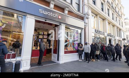 Questa mattina la gente ha visto fare la coda fuori dal negozio Swatch su Oxford Street. Gli acquirenti traggano il massimo dalla vendita annuale del Black Friday nella speranza di un serpente Foto Stock