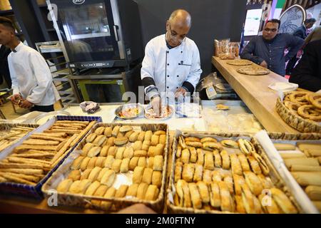 Cairo, Egitto. 5th Dec, 2022. Un pasticciere prepara il cibo durante la mostra Food Africa al Cairo, Egitto, 5 dicembre 2022. Il Cairo, capitale dell'Egitto, ha ospitato lunedì una mostra internazionale per l'industria agroalimentare in Africa con oltre 700 espositori provenienti da oltre 30 paesi. Credit: Ahmed Gomaa/Xinhua/Alamy Live News Foto Stock