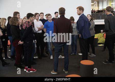 Il principe Harry partecipa a un workshop dedicato a fare la differenza attraverso il volontariato presso il liceo Ã˜restad Gymnasium di Copenaghen, 26 ottobre 2017. E' la prima visita ufficiale del Principe Harrys in Danimarca e durante il suo soggiorno di due giorni visiterà diversi progetti giovanili. /Ritzau/Peter Hove Olesen Foto Stock