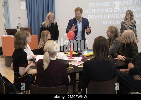 Il principe Harry partecipa a un workshop dedicato a fare la differenza attraverso il volontariato presso il liceo Ã˜restad Gymnasium di Copenaghen, 26 ottobre 2017. E' la prima visita ufficiale del Principe Harrys in Danimarca e durante il suo soggiorno di due giorni visiterà diversi progetti giovanili. /Ritzau/Peter Hove Olesen Foto Stock