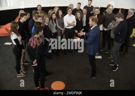 Il principe Harry partecipa a un workshop dedicato a fare la differenza attraverso il volontariato presso il liceo Ã˜restad Gymnasium di Copenaghen, 26 ottobre 2017. E' la prima visita ufficiale del Principe Harrys in Danimarca e durante il suo soggiorno di due giorni visiterà diversi progetti giovanili. /Ritzau/Peter Hove Olesen Foto Stock