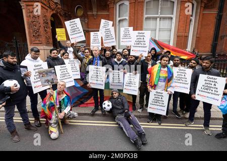 Peter Tatchell, attivista britannico per i diritti umani, guida una manifestazione sui diritti delle persone LGBT al di fuori dell’ambasciata del Qatar in risposta agli involvemen del Qatar Foto Stock