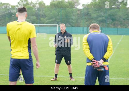 L'allenatore capo dell'Unione Karel Geraerts ha illustrato durante una sessione di allenamento presso il campo di allenamento invernale della squadra di calcio belga di prima divisione Royale Union Saint-Gilloise ad Alicante, Spagna, martedì 06 dicembre 2022. FOTO DI BELGA JOMA GARCIA I GISBERT Foto Stock