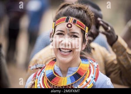 Il 27th e 28th 2018 novembre la Principessa Corona di S.A.R. Maria ha visitato Kalama in Kenya insieme al Ministro dello sviluppo Ulla Tørnæs. Sono arrivati alla pista di Kalama nel Paese di Samburu il 27th novembre e sono stati accolti da importanti membri delle società Kalama. In seguito hanno visitato il Conservatorio di Kalama, dove hanno incontrato donne locali che hanno beneficiato del sostegno danese per creare piccole imprese sostenibili. L'intera visita ha come oggetto particolare la promozione dei diritti delle donne e l'indipendenza economica attraverso progetti locali. Foto Stock