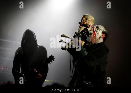 La band norvegese di metallo nero Mayhem (spesso chiamata True Mayhem) suona un concerto a Pumpehuset a Copenhagen. Attila Csihar, cantante della band sul palco Foto Stock