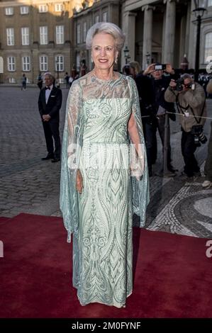 Il 29th 2019 aprile sua Maestà la Regina Margrethe ha ospitato una cena al Palazzo di Amalienborg per celebrare il 75th° compleanno di sua sorella RH Princess Benedikte. Alla cena hanno partecipato amici e familiari, nonché rappresentanti della Danimarca ufficiale. In particolare, il principe ereditario Frederik e la principessa ereditaria Maria, la principessa TH Alexandra e Nathalie, le due figlie della principessa Benetikte, e il primo ministro danese Lars Løkke Rasmussen con la moglie Solrun. La principessa Benedikte fu guidata in carrozza a cavallo fino alla celebrazione. Foto Stock