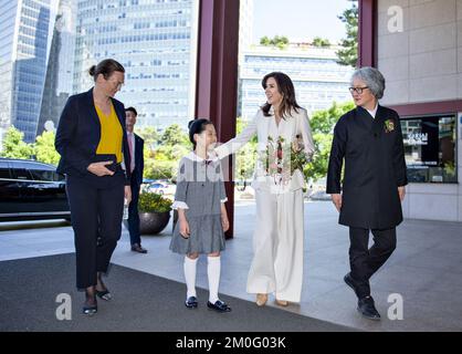 Il 21st 2019 maggio la coppia del principe ereditario ha avuto il loro 2nd giorno di visita di affari e cultura in Corea del Sud. Nell'ambito del rafforzamento delle relazioni tra i due paesi, la coppia è a capo di una delegazione di imprese. Qui la Principessa Corona Maria apre una mostra al Museo storico di Seoul sull'autore danese delle fiabe H.C. Andersen. Ha girato la mostra con i bambini delle scuole coreane. Foto Stock