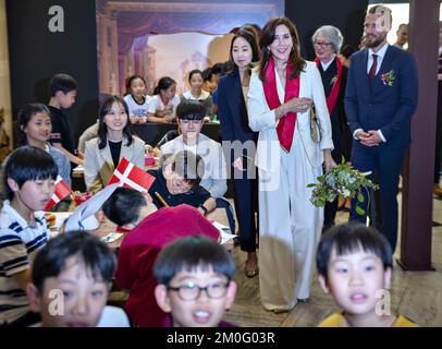 Il 21st 2019 maggio la coppia del principe ereditario ha avuto il loro 2nd giorno di visita di affari e cultura in Corea del Sud. Nell'ambito del rafforzamento delle relazioni tra i due paesi, la coppia è a capo di una delegazione di imprese. Qui la Principessa Corona Maria apre una mostra al Museo storico di Seoul sull'autore danese delle fiabe H.C. Andersen. Ha girato la mostra con i bambini delle scuole coreane. Foto Stock