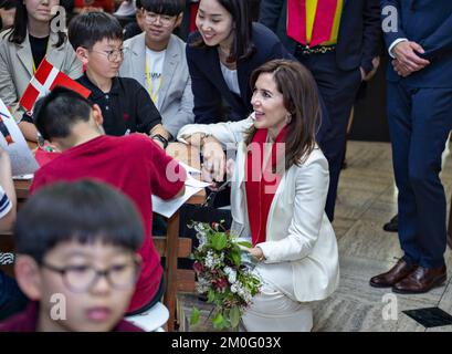 Il 21st 2019 maggio la coppia del principe ereditario ha avuto il loro 2nd giorno di visita di affari e cultura in Corea del Sud. Nell'ambito del rafforzamento delle relazioni tra i due paesi, la coppia è a capo di una delegazione di imprese. Qui la Principessa Corona Maria apre una mostra al Museo storico di Seoul sull'autore danese delle fiabe H.C. Andersen. Ha girato la mostra con i bambini delle scuole coreane. Foto Stock