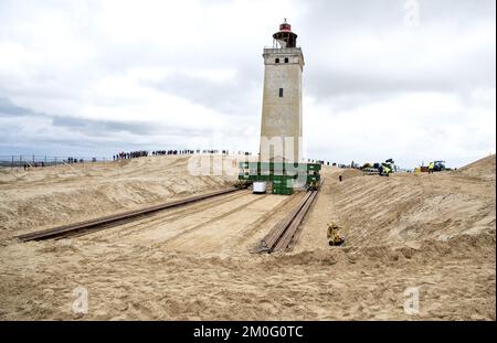 Il faro alto 23 metri e vecchio 120 anni è spostato di circa 70 metri nell'entroterra. Il faro doveva essere spostato perché le onde del mare mangiano ogni anno circa due - quattro metri della costa di fronte al faro. Se il faro non venisse spostato, si schianterebbe in mare tra cinque o dieci anni Foto Stock