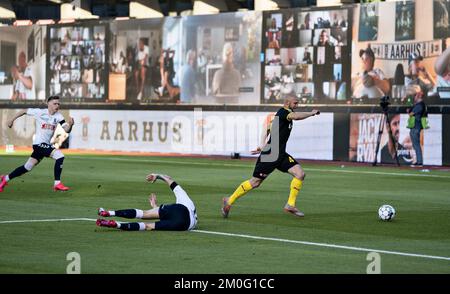 Schermo nella partita Super League 3F tra AGF e Randers FC al Ceres Park di Aarhus, giovedì 28 maggio 2020. La partita è la prima dopo lo spegnimento durante la crisi corona e si gioca senza spettatori e con restrizioni .. (Foto: Henning Bagger / Ritzau Scanpix) Foto Stock