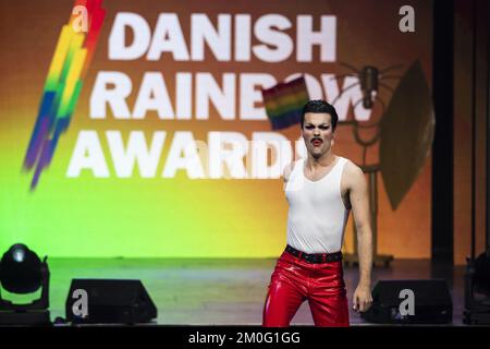 L'artista danese Mizz Privileze si esibisce al Danish Rainbow Awards 2020. Ogni anno il Danish Rainbow Awards celebra privati, organizzazioni e aziende che hanno contribuito a migliorare le condizioni dei membri della comunità LGBT+ in Danimarca. Crown Princess Mary ha partecipato alla fiera e ha consegnato il premio speciale onorario. Mercoledì 30 settembre 2020. (Foto: Martin Sylvest / Ritzau Scanpix) Foto Stock