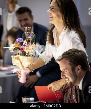 Crown Princess Mary ha ricevuto un bouquet fatto di LEGO quando ha partecipato all'evento di lancio di Creative Denmark "Creative Summit" a Industriens Hus a Copenaghen. Mercoledì 23 giugno 2021. Dansk Industri (Confederazione dell'industria danese) e Creative Denmark vogliono creare una piattaforma che si concentri sul potenziale di crescita delle industrie creative, facilitando al contempo la conoscenza e le opportunità di networking in cui gli attori creativi possono essere ispirati dalle aree di business e dai modelli degli altri. Con la sua partecipazione, la Principessa Corona Mary ha contribuito a focalizzare l'attenzione sul talento creativo danese Foto Stock