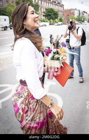 Crown Princess Mary ha ricevuto un bouquet fatto di LEGO quando ha partecipato all'evento di lancio di Creative Denmark "Creative Summit" a Industriens Hus a Copenaghen. Mercoledì 23 giugno 2021. Dansk Industri (Confederazione dell'industria danese) e Creative Denmark vogliono creare una piattaforma che si concentri sul potenziale di crescita delle industrie creative, facilitando al contempo la conoscenza e le opportunità di networking in cui gli attori creativi possono essere ispirati dalle aree di business e dai modelli degli altri. Con la sua partecipazione, la Principessa Corona Mary ha contribuito a focalizzare l'attenzione sul talento creativo danese Foto Stock