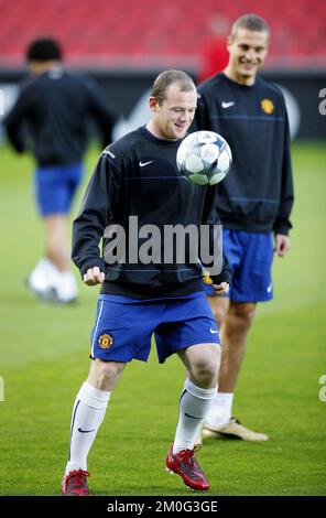 Il giocatore del Manchester United Wayne Rooney viene visto durante una sessione di allenamento lunedì 29 settembre 2008 ad Aalborg, davanti alla partita della Champions League contro la squadra danese Aalborg il martedì a Aalborg, Danimarca. (AP Photo/Polfoto/Mick Anderson) ** DANIMARCA FUORI ** Foto Stock