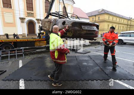 Olomouc, Repubblica Ceca. 06th Dec, 2022. Installazione di una mostra di auto relitti chiamato Stories from Ukraine, il 6 dicembre 2022, Republiky Square, Olomouc. Gli organizzatori della mostra sono la memoria della Società della Nazione e il Museo di Storia Nazionale di Olomouc. La cerimonia di apertura della mostra comprende un discorso di Galina Bogdanenko e Martin Kroupa sulla situazione attuale in Ucraina e la raccolta di memoria della Nazione. La mostra si terrà fino al 2 gennaio del prossimo anno. Credit: Ludek Perina/CTK Photo/Alamy Live News Foto Stock